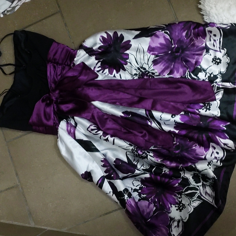 Dress - Picture 4 of 4